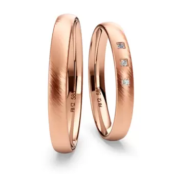 Rotgold Eheringe mit drei Diamanten in quadratischer Umrandung und Quermattierung