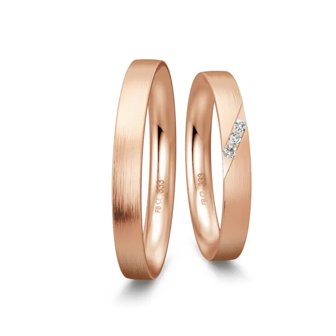 Matte Rotgold Eheringe mit 3 Diamanten in querer Rille