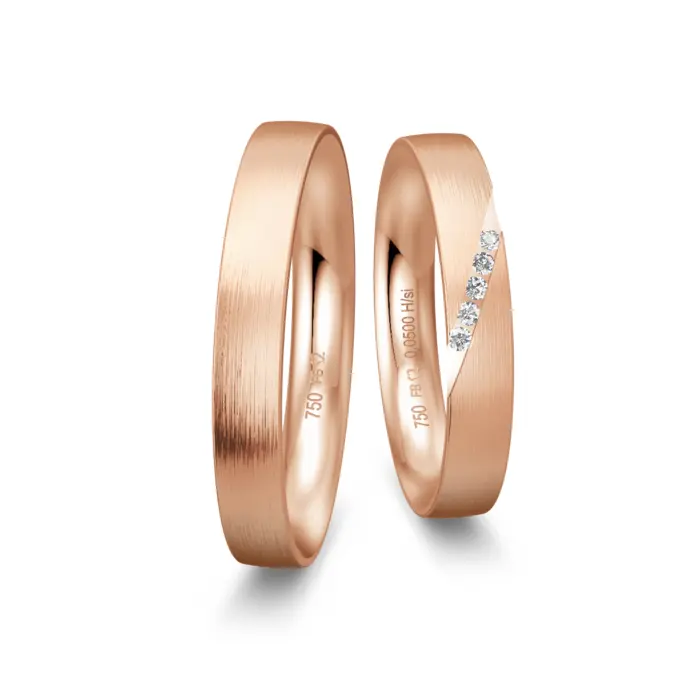 Matte schmale Rotgold Eheringe mit 5 Diamanten in schräger Rille