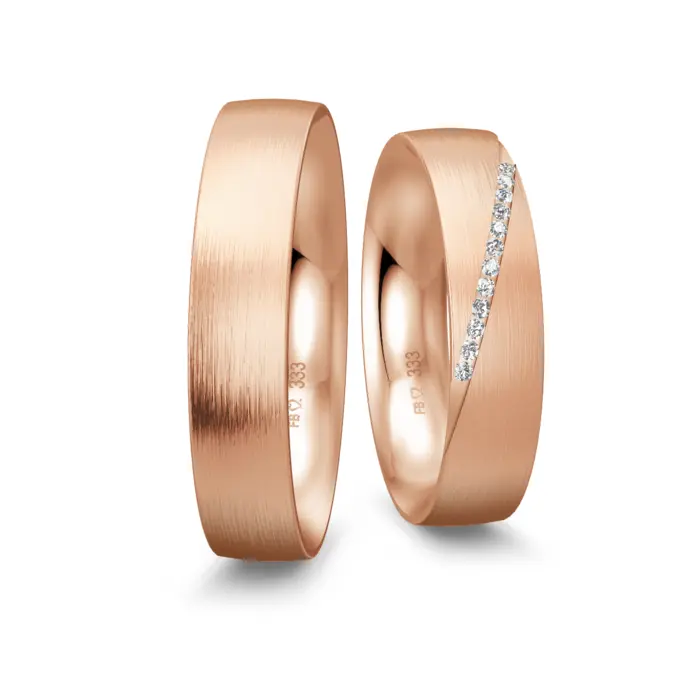 Längsmattierte mittelbreite Rotgold Eheringe mit 10 Diamanten in Rille