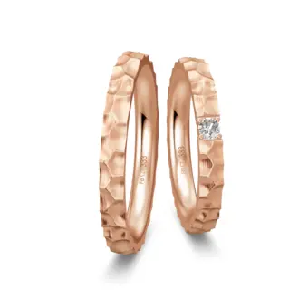 Gehämmerte Rotgold Eheringe mit 0,09 Karat Diamanten