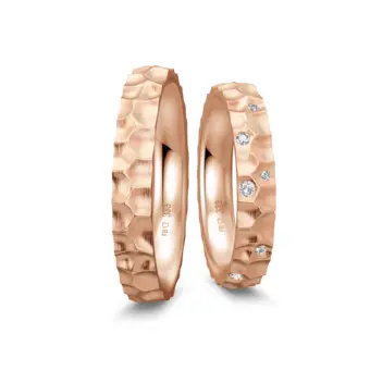 Gehämmerte Rotgold Eheringe mit 7 Diamanten als Sternenhimmel