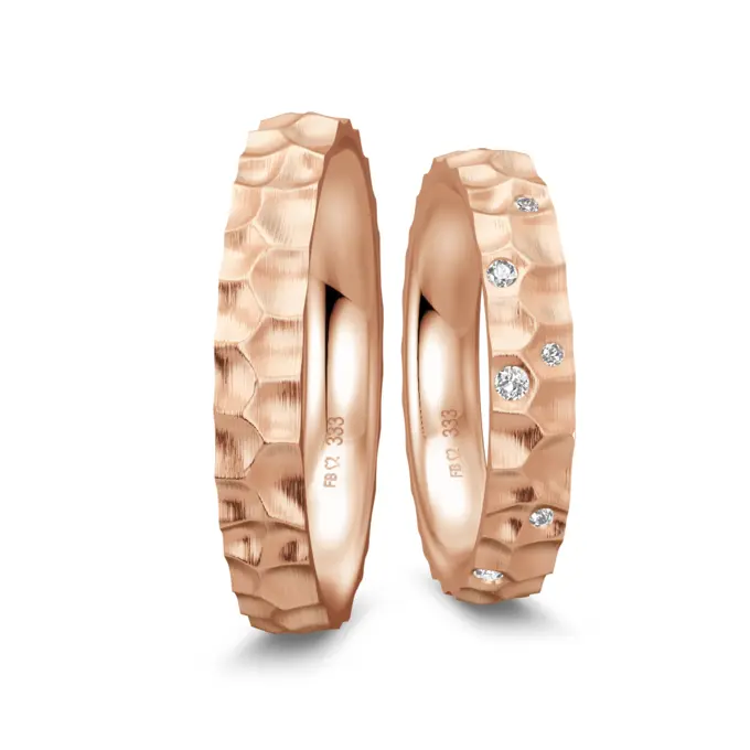 Gehämmerte Rotgold Eheringe mit 7 Diamanten als Sternenhimmel