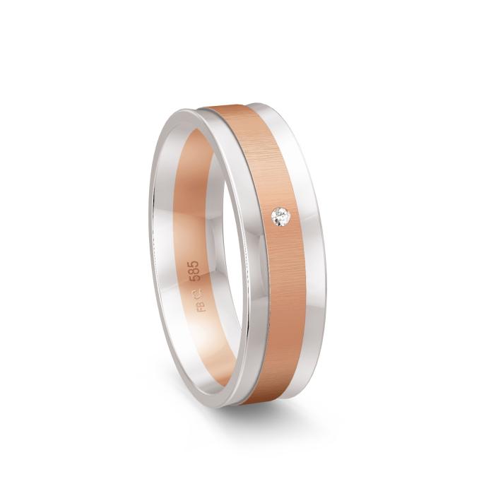 Weissgold Trauring mit matter Rotgold Mittelschiene und Diamant