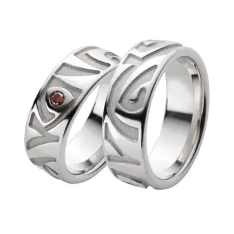 Eheringe aus rhodiniertem Silber 925 mit rotem Diamanten und plastischer Strukturierung