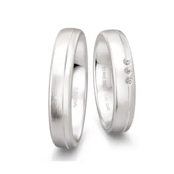 Trauringe aus mattem Silber mit 3 Labor Diamanten in schmaler Rille