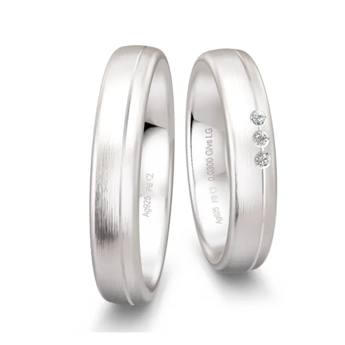 Trauringe aus mattem Silber mit 3 Labor Diamanten in schmaler Rille