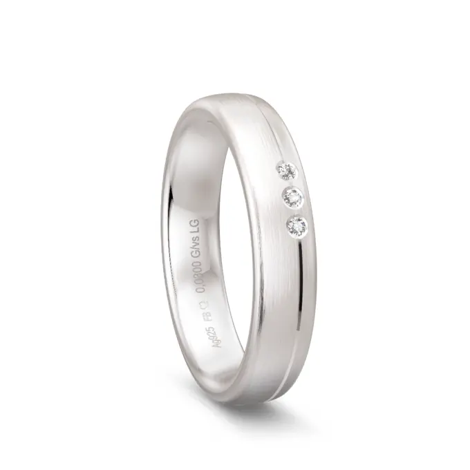 Trauring aus mattem Silber mit 3 Labor Diamanten in schmaler Rille