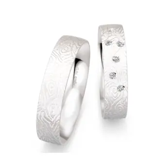 Eheringe aus Silber mit Sternenhimmel Diamanten und gemaserter Oberfläche