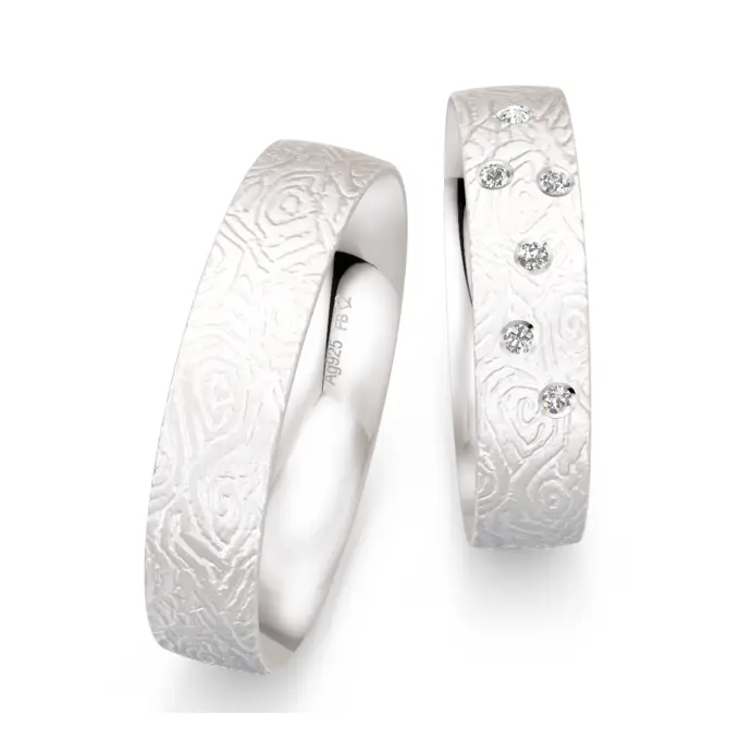 Eheringe aus Silber mit Sternenhimmel Diamanten und gemaserter Oberfläche