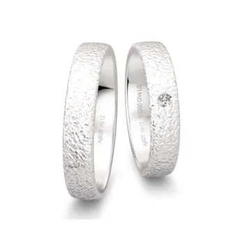 Eheringe aus Silber 925 in strukturierter Oberfläche mit Labor Diamanten