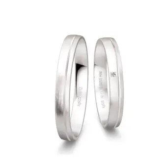 Schmale 925er Silber Trauringe mit Rille und Labor Diamant