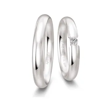 Eheringe aus Silber in gerundeter Form mit großem Labor Diamanten