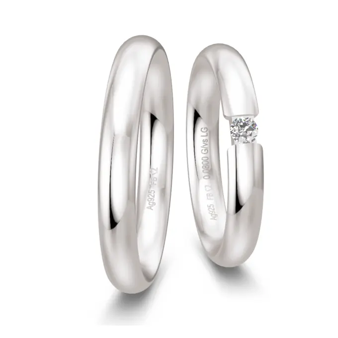 Eheringe aus Silber in gerundeter Form mit großem Labor Diamanten