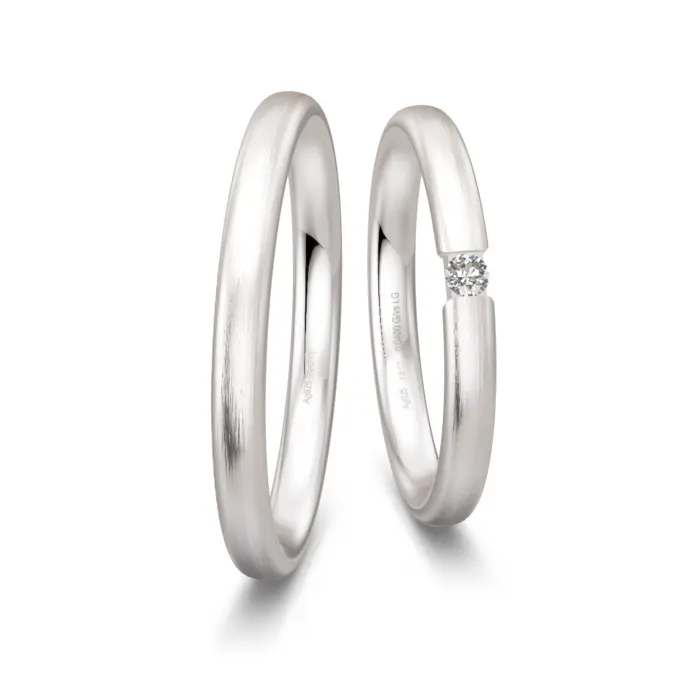 Eheringe aus Silber mit Labor Diamanten und Längsmattierung