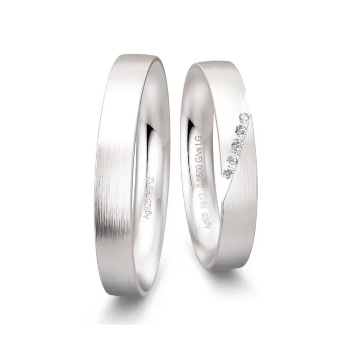 Längsmattierte 925er Silber Trauringe mit 5 Labor Diamanten in schräger Rille