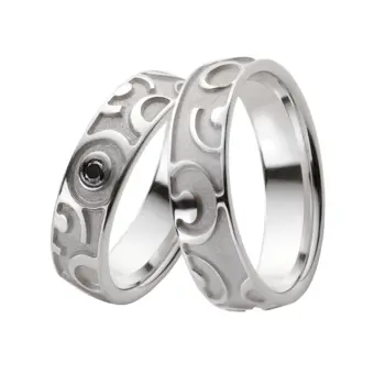Eheringe aus rhodiniertem Silber 925 in poliertem Muster mit schwarzem Diamanten