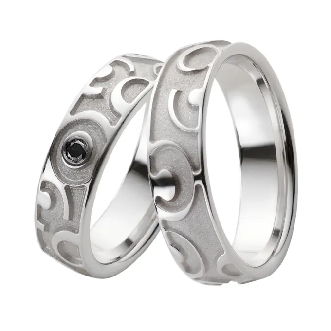 Eheringe aus rhodiniertem Silber 925 in poliertem Muster mit schwarzem Diamanten
