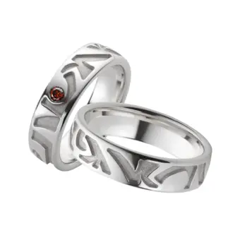 Eheringe aus rhodiniertem Silber 925 in poliertem Muster mit rotem Diamanten