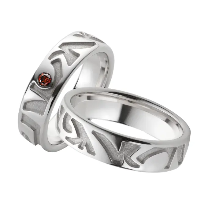 Eheringe aus rhodiniertem Silber 925 in poliertem Muster mit rotem Diamanten