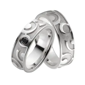 Eheringe aus rhodiniertem Silber 925 mit Strukturierung und schwarzem Diamanten