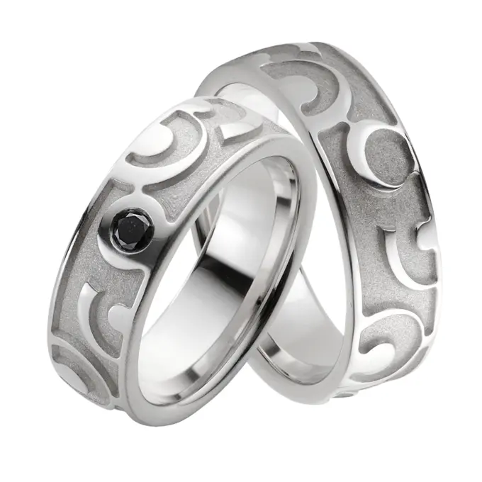 Eheringe aus rhodiniertem Silber 925 mit Strukturierung und schwarzem Diamanten
