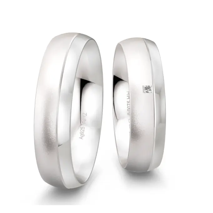 Gerundete sandmatte Trauringe aus Silber 925 mit Labor Diamanten