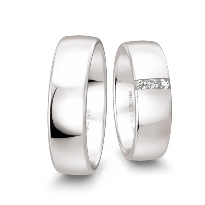 Breite Silber 925 Eheringe mit polierter Oberfläche und drei Diamanten