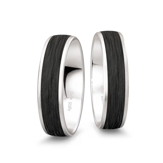 Silber 925er Trauringe mit breitem schwarzen Streifen aus Carbon