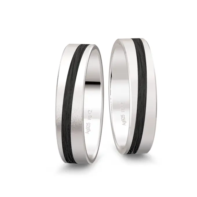 Sandmattierte 925er Trauringe mit geschwungenem Streifen aus Carbon