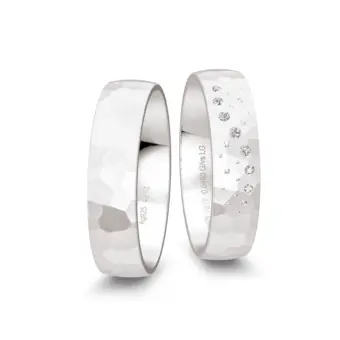 Subtil gehämmerte 925er Silber Trauringe mit Labor-Diamanten als Sternenhimmel