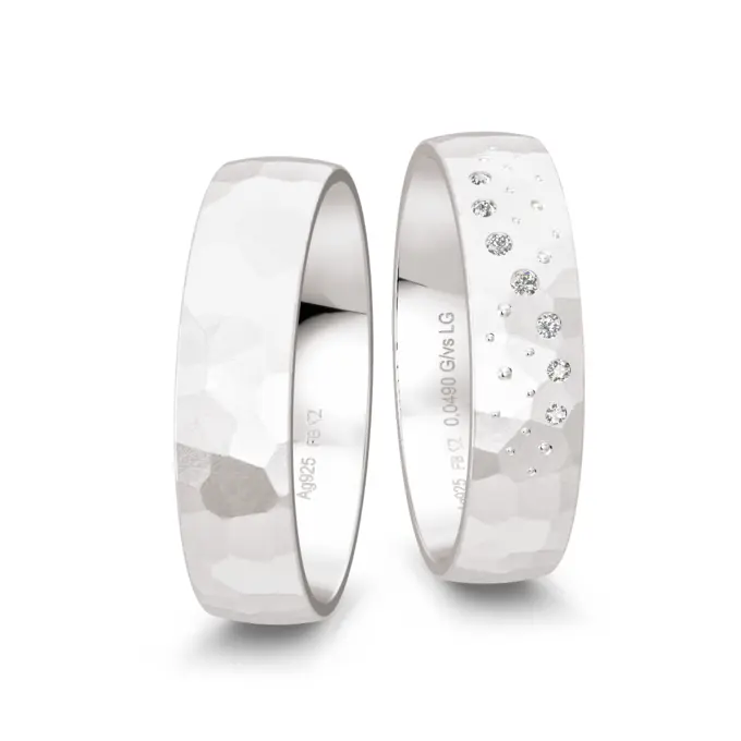 Subtil gehämmerte 925er Silber Trauringe mit Labor-Diamanten als Sternenhimmel