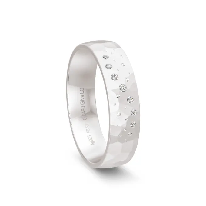 Subtil gehämmerter 925er Silber Trauring mit Labor-Diamanten als Sternenhimmel