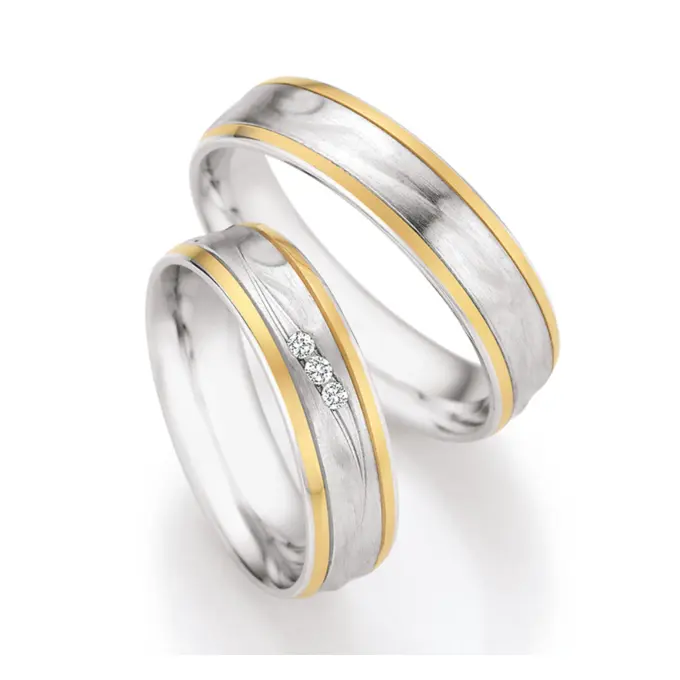Polierte strukturierte Silber Trauringe mit Goldstreifen und integrierten Diamanten