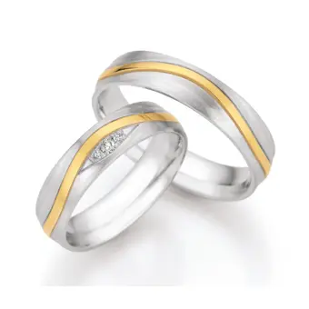 Silber Trauringe mit geschwungenem Goldstreifen und drei Diamanten