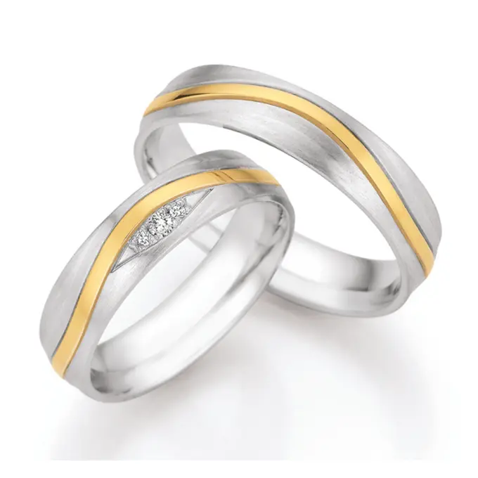 Silber Trauringe mit geschwungenem Goldstreifen und drei Diamanten