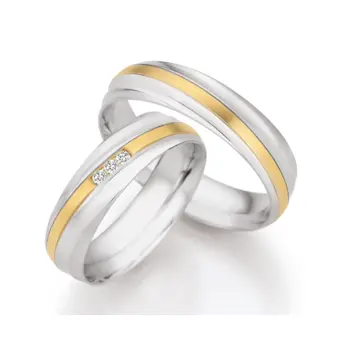 Polierte Silber Trauringe mit Goldstreifen und integrierten Diamanten