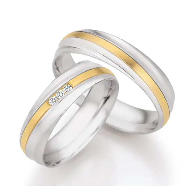Polierte Silber Trauringe mit Goldstreifen und integrierten Diamanten