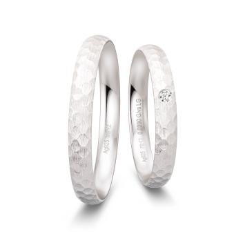 Silber Eheringe mit Hammerschlag und Labor-Diamanten
