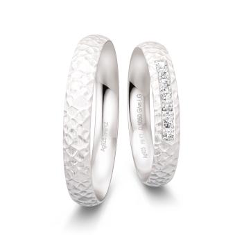 Schmale Silber Eheringe mit Hammerschlag-Oberfläche und Labor-Diamanten