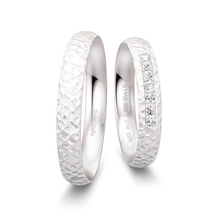 Schmale Silber Eheringe mit Hammerschlag-Oberfläche und Labor-Diamanten