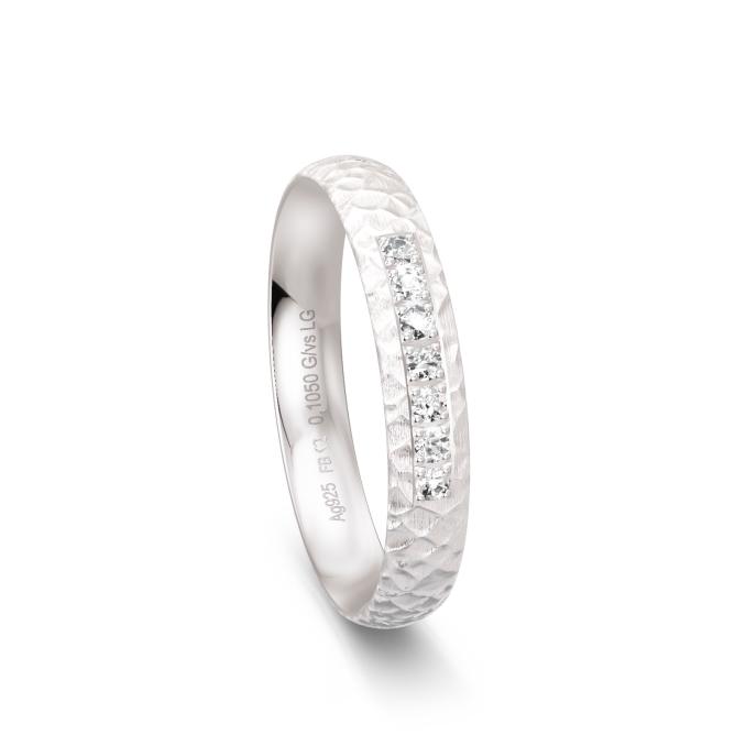 Schmaler Silber Ehering mit Hammerschlag-Oberfläche und Labor-Diamanten