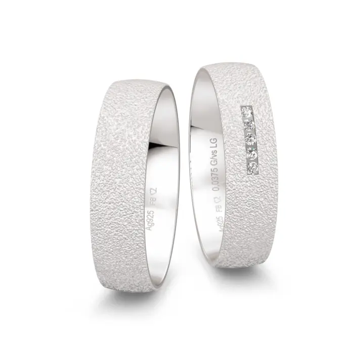 Matt strukturierte 925er Silber Trauringe mit 5 Labor-Diamanten in Kanalfassung