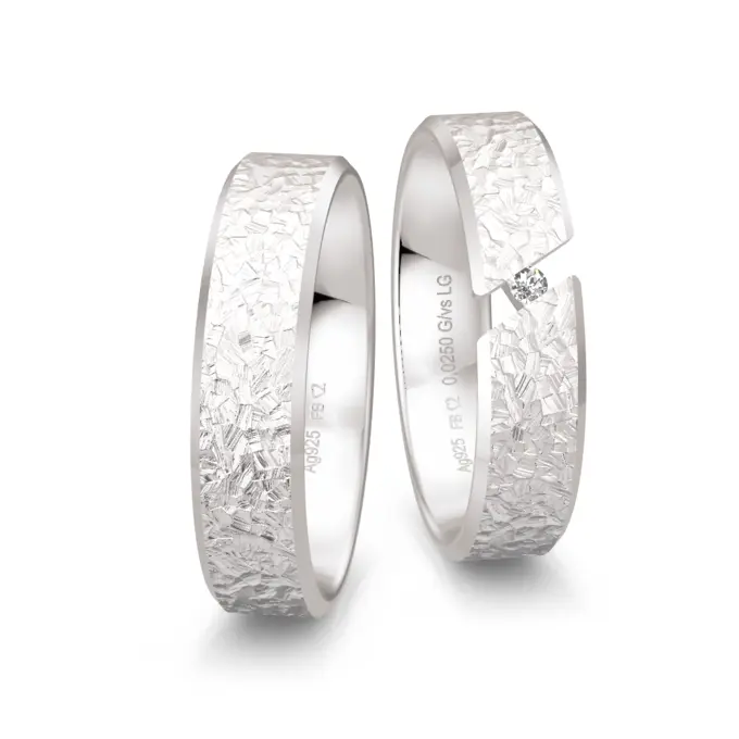 Oberflächenstrukturierte 925er Silber Trauringe mit Labor-Diamanten in Spann-Optik