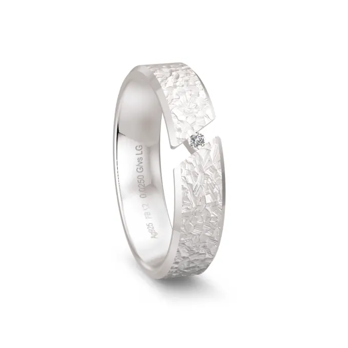 Oberflächenstrukturierter 925er Silber Trauring mit Labor-Diamanten in Spann-Optik