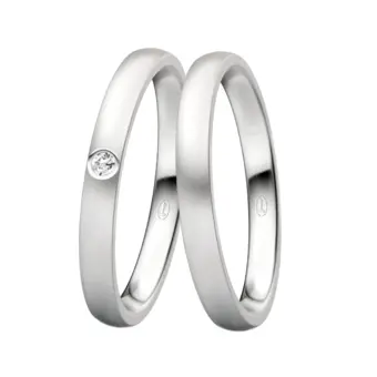 Längsmattierte Eheringe aus Silber 925 in 2,5 mm Breite mit Diamant