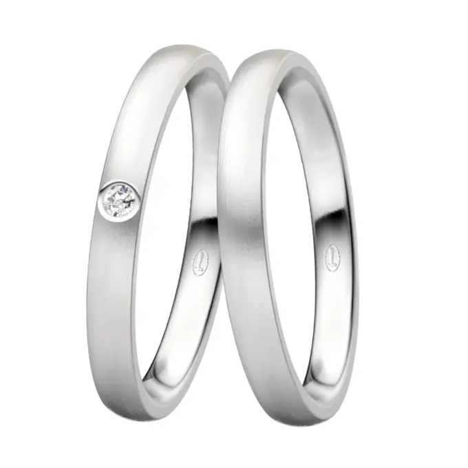 Längsmattierte Eheringe aus Silber 925 in 2,5 mm Breite mit Diamant