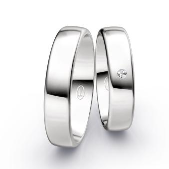 Polierte Trauringe aus 925 Silber mit mittigem Diamanten in 0,025 Karat