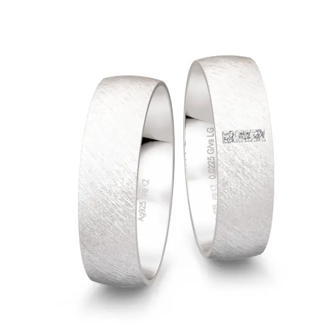 Breite 925er Silber Trauringe mit drei Labor-Diamanten und Quermattierung