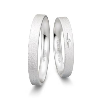 Sandmattierte Eheringe aus Silber 925 mit Diamanten in ovaler Vertiefung